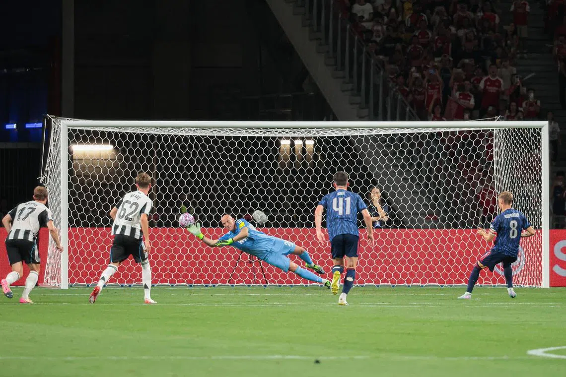 厄德高（右）为炮兵射入罚球，锁定胜局。（李冠卫摄）