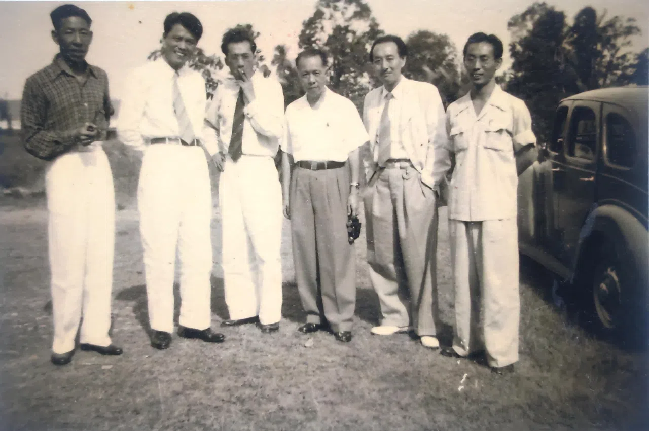 1950年代初，曾心影（左三）同报业及文艺界友人的合影。左起为陈振夏、潘受、谢松山、张丹农，以及郑梦周。（曾昭文提供）