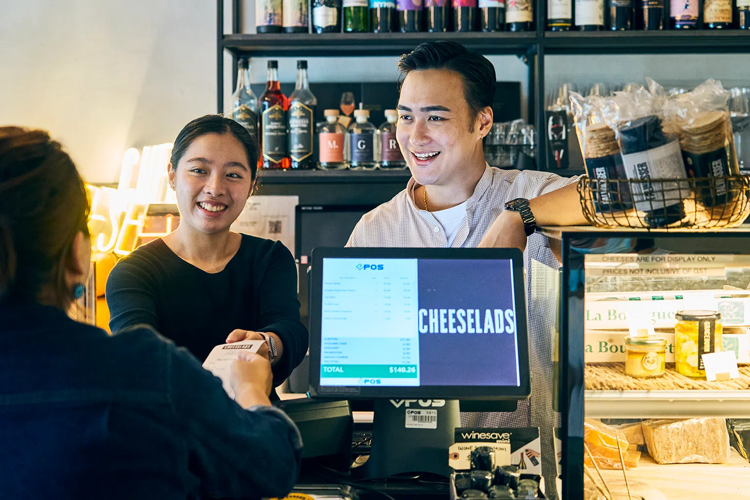 刘玮良（右）透露，员工一入职就得学习如何操作智能零售点系统，不像创始人当初得用纸笔下单、用计算机算乳酪计重的价钱；人为失误因此减少了九成。(图/新报业媒体）