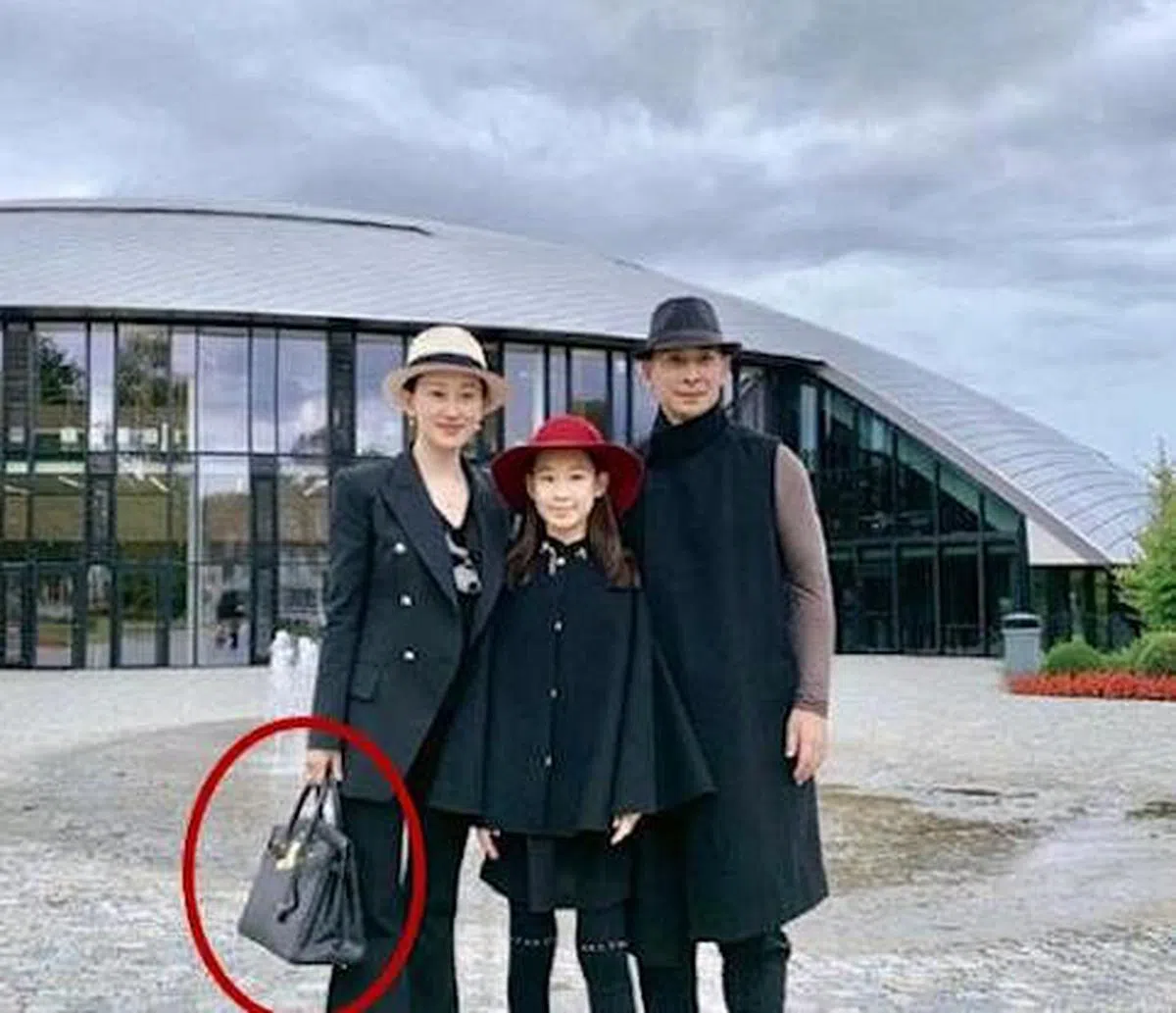 媒体刊登赵文卓一家的照片，特地圈出他老婆手提的名贵包。（互联网）
