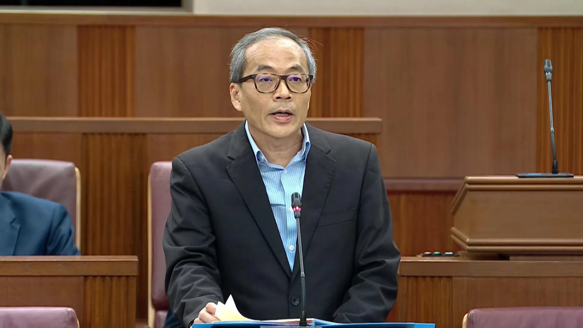 陈立峰认为，能够让艺术家创作、让人们打开心扉、融入社群的公共艺术空间，将有助于塑造新加坡灵魂。（gov.sg视频截图）