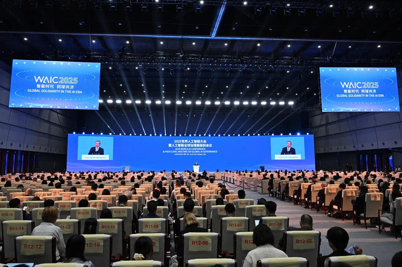 7月26日，中国总理李强在上海出席2025世界人工智能大会暨人工智能全球治理高级别会议开幕式并致辞。（中新社）