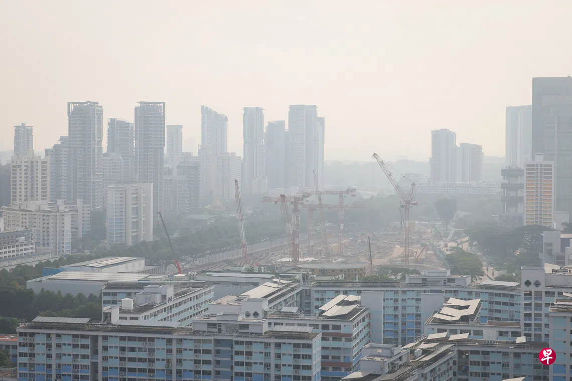 受印尼林火影响，新加坡近日空气品质处于不健康水平。 （张俊杰摄）