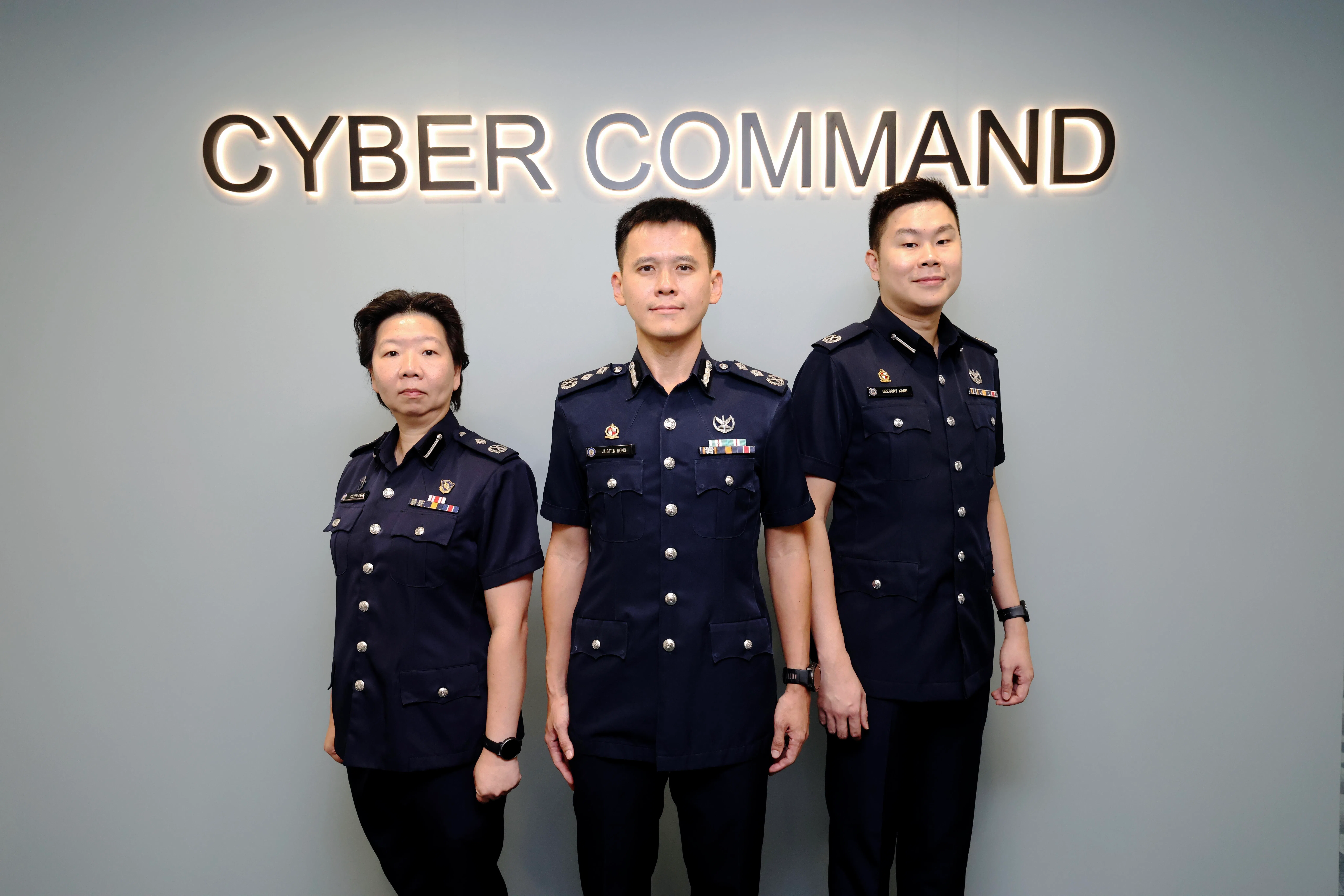 网络指挥处由副司令（行动）叶葛心助理警察总监（图左）、网络指挥处司令王兴顺高级助理警察总监（图中），以及网络指挥处副司令江雨阳副助理警察总监领导。（郑一鸣摄）