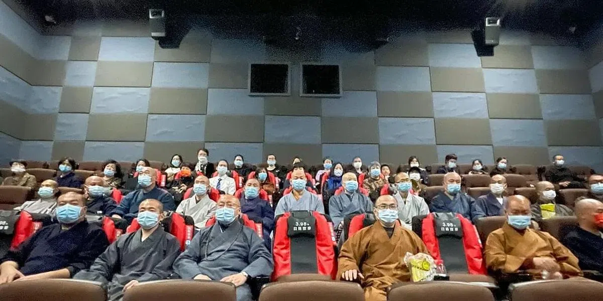 10多名和尚在戏院观看了电影《长津湖》。（天津华盛寺微信公号）