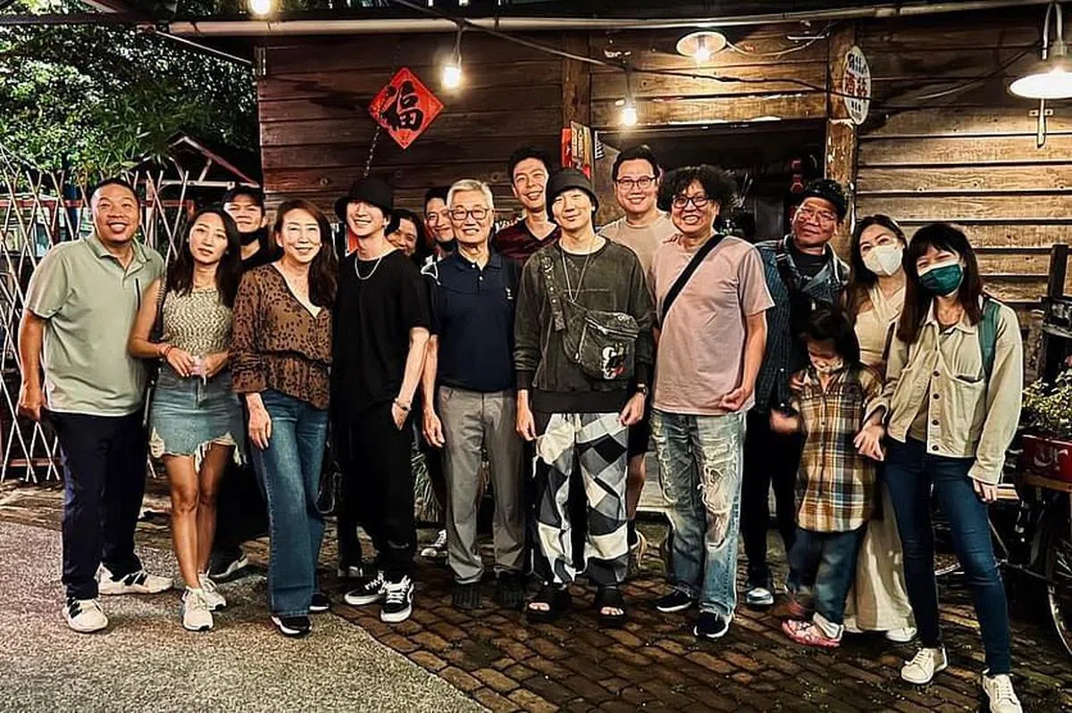 林爸爸（前排左五起）、林俊杰与亲友合影。（互联网）