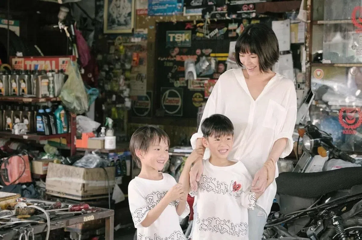 李心洁（右一）的孪生儿罕见曝光。（视频截图）