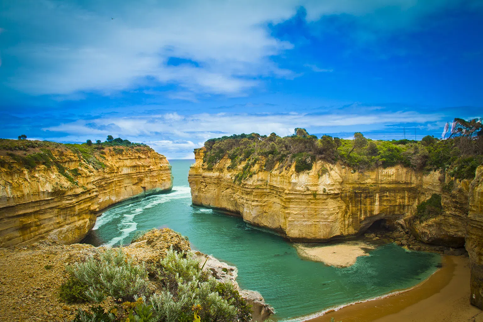 碧绿的海水和形状奇异的崖壁，为大洋路的阿德湖峡谷蒙上了一层神秘色彩。（图/澳大利亚旅游局提供）
