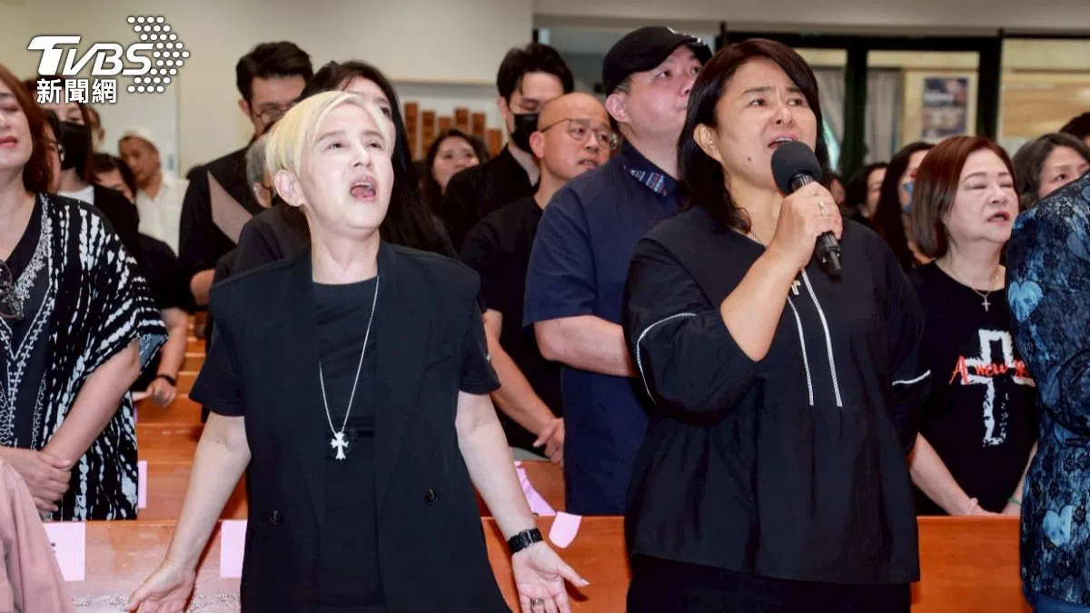 李明依（左）与裘海正亲临追思会现场，为林冲献唱。（TVBS新闻网）