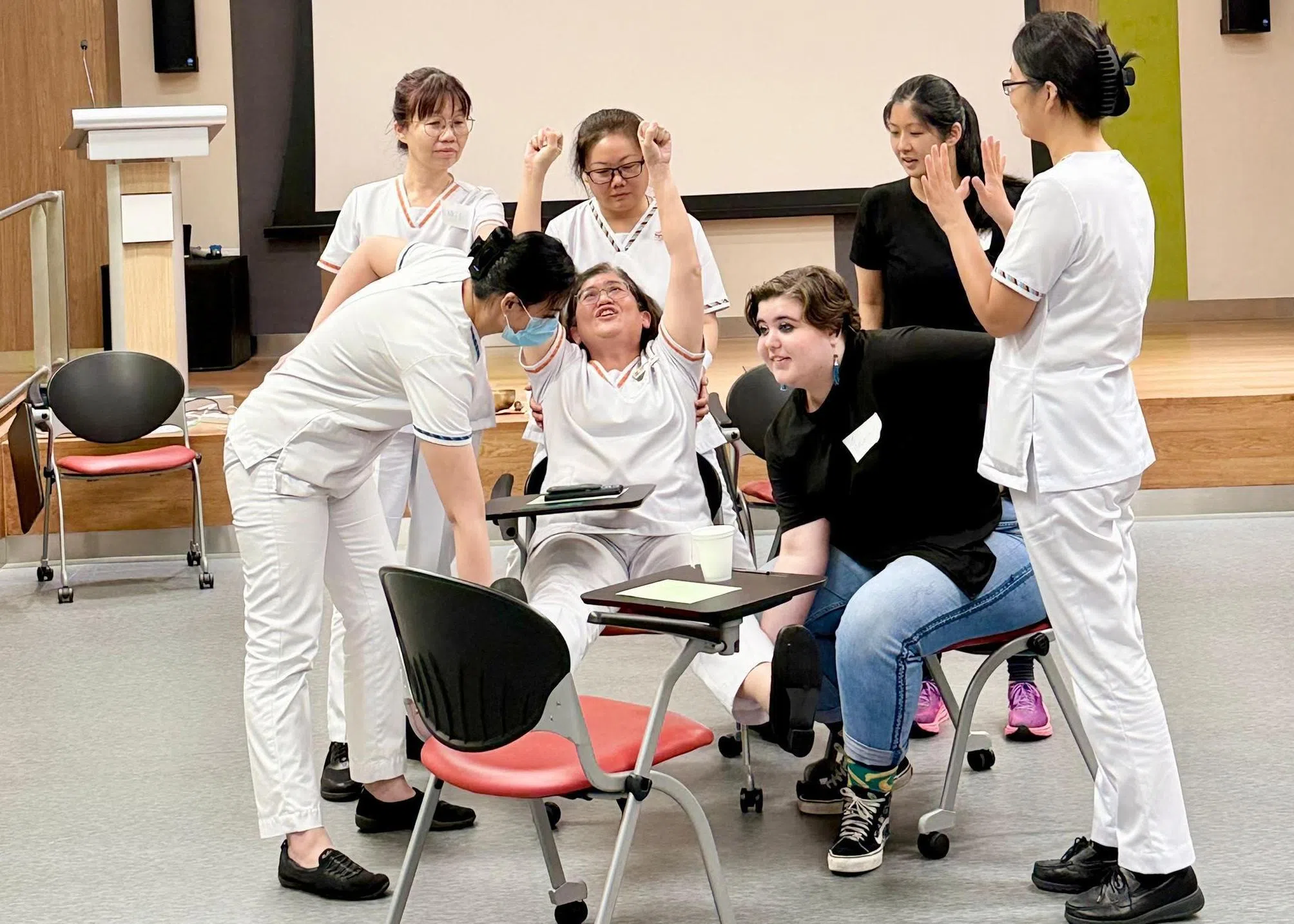 南洋艺术学院近期同新保集团杜克—国大医学中心医学人文研究所合作推展Gestures of Care项目，通过创意肢体动作方面的训练，指导护士如何表达非语言关怀。（南洋艺术学院提供）