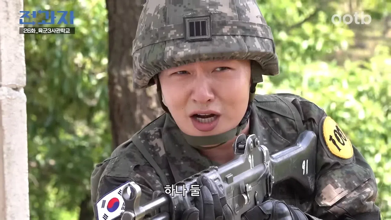 李昌燮在军校再次体验军训生活。（节目截图）