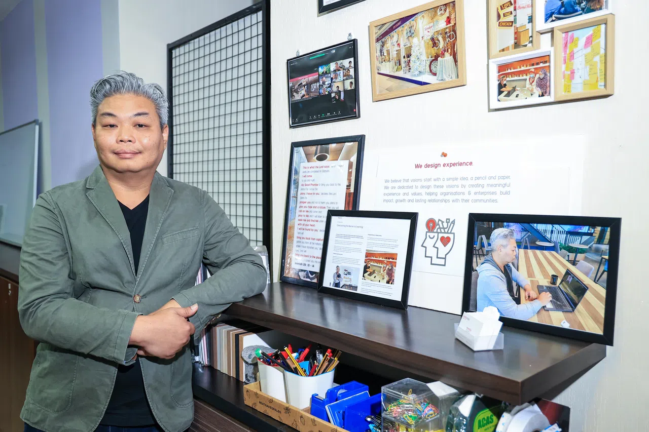 48岁的姚迦隆是终身学习典范，他持N水准学历，在疫情期间报读新加坡理工大学设计策略与创新证书课程，目前也在持续进修。（吴先邦摄）