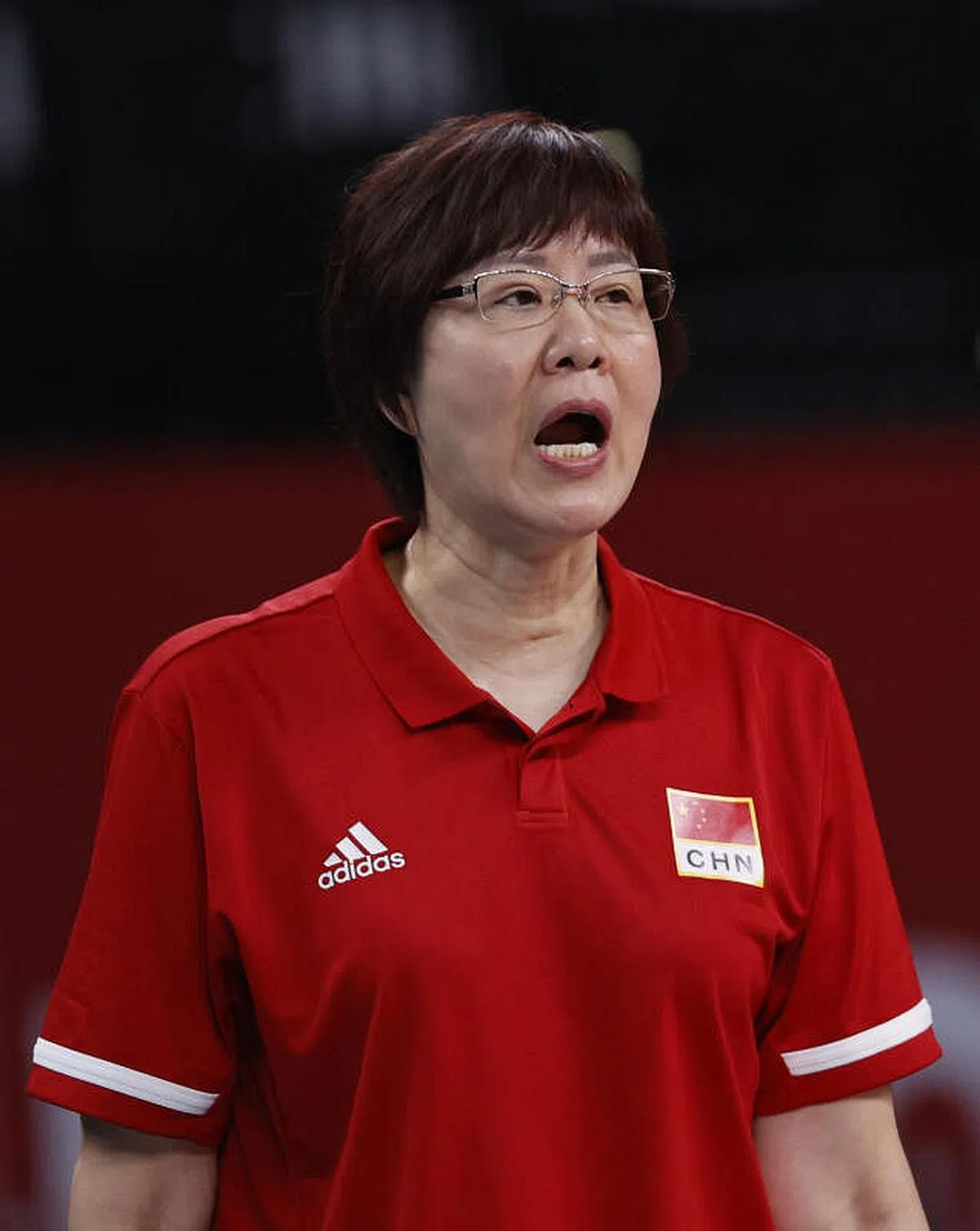 中国女排主教练郎平昨天受访时说，女排球星朱婷手腕有伤。（路透社）