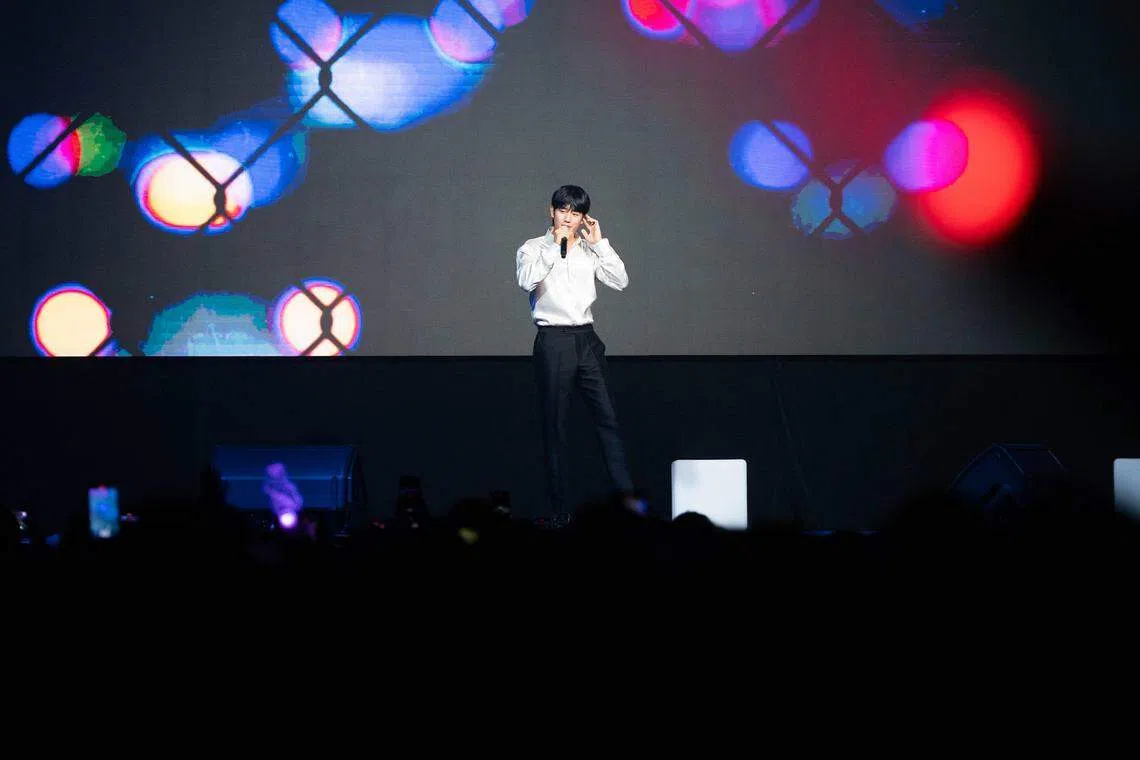 丁海寅在见面会大展歌喉，共演唱了四首歌曲。（海峡时报）