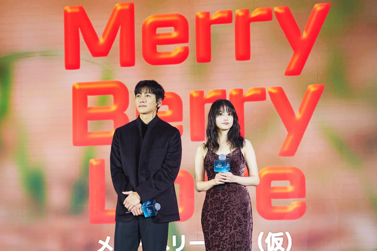 池昌旭（左）与日本演员今田美樱合作电视剧“Merry Berry Love”。（Disney+提供）