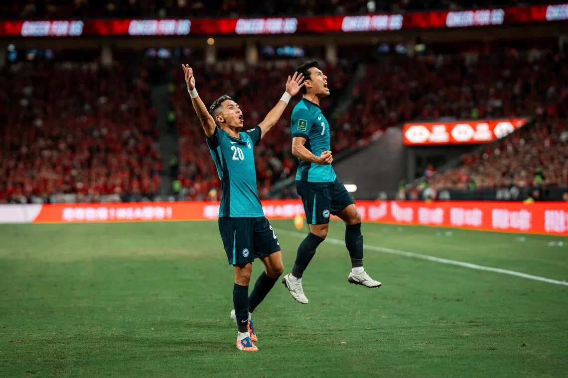 沙瓦（20号）为我国扳平比分后，和队友宋义勇兴奋庆祝。（新加坡足球总会提供）