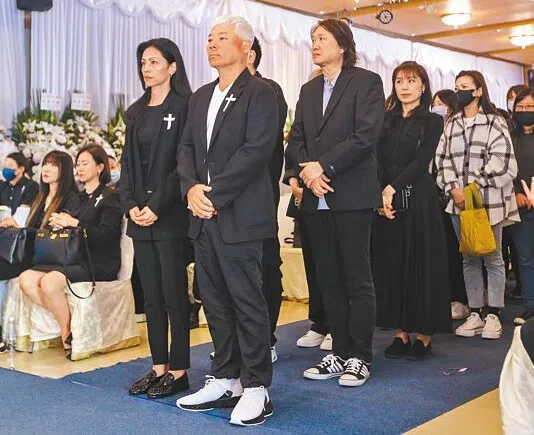 巫启贤（前排右）、周治平（二排右）、周子寒（三排右）等人到场致哀。（互联网）