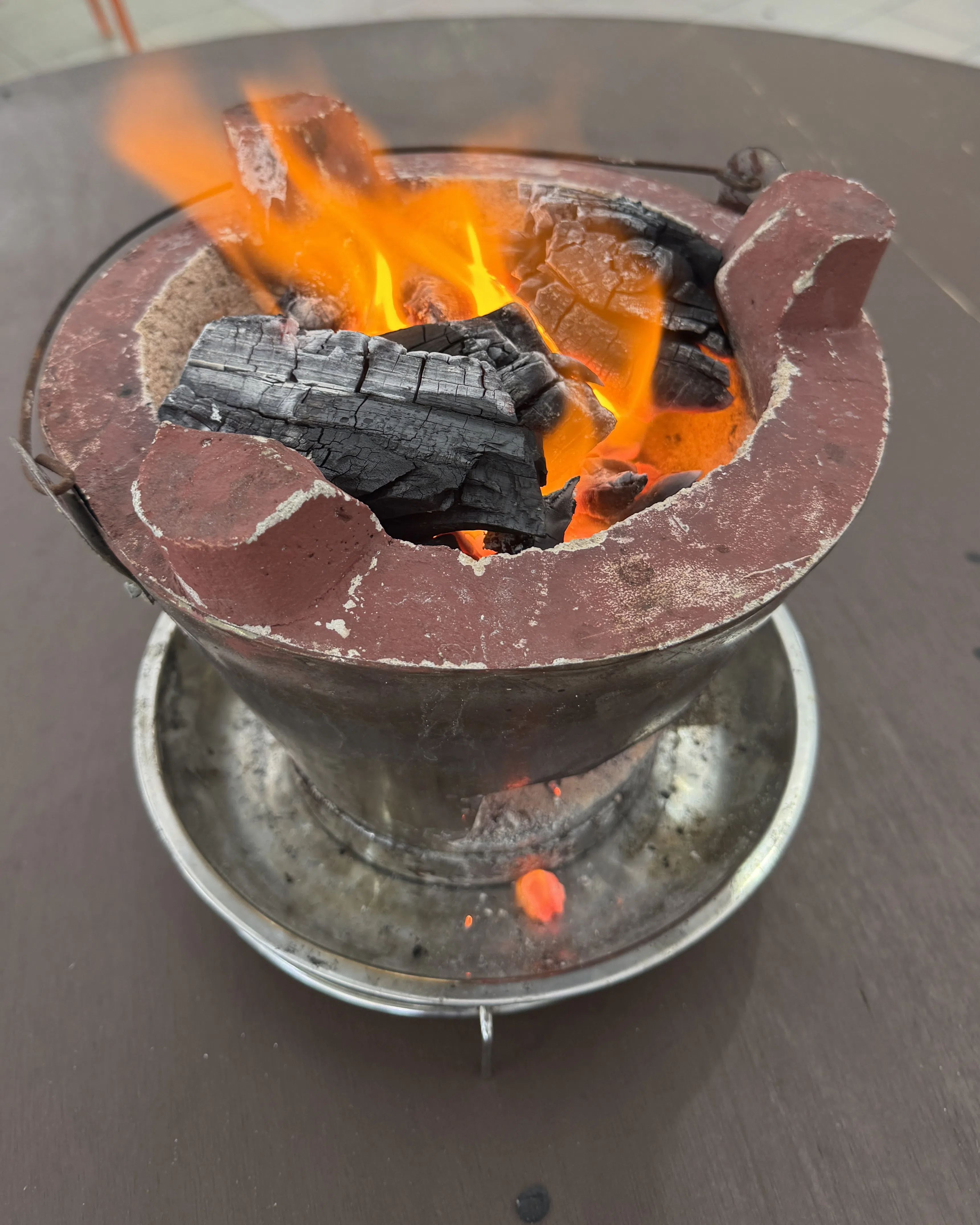 很“原始”的木炭炉。（翁铭芯摄）