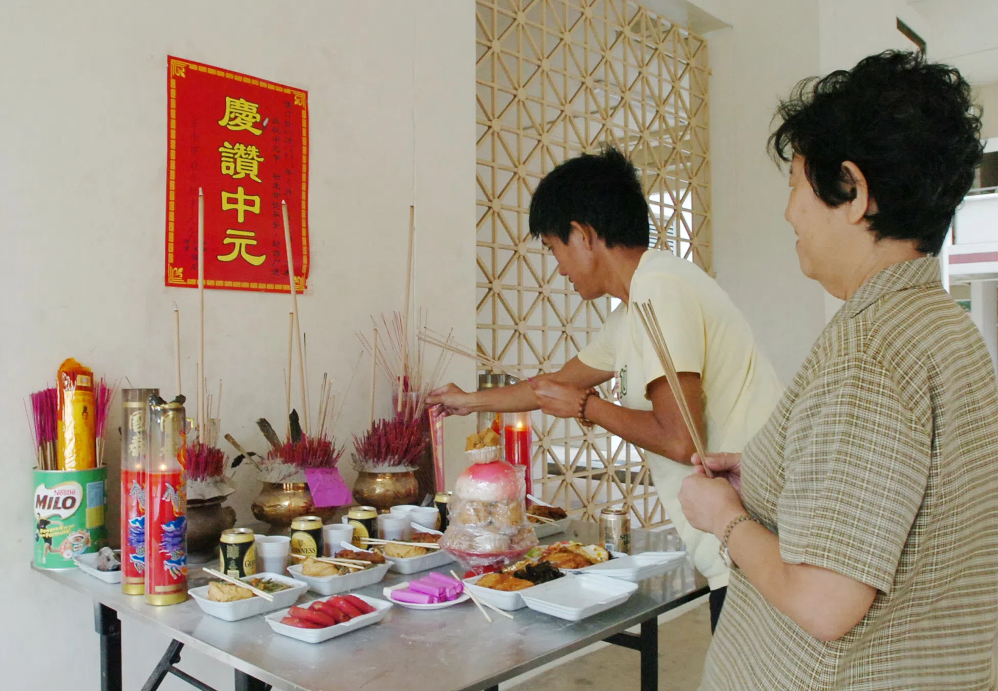 祭祀产品在哪里使用，也会直接影响人们如何决定要购买哪一类冥纸香烛。（档案照片）