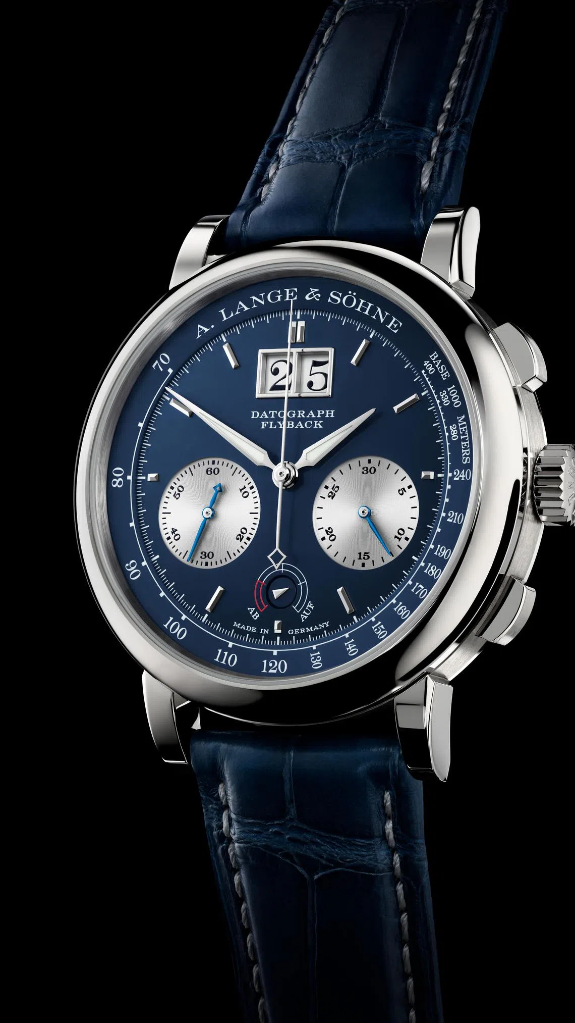 朗格18K白金款Datograph Up/Down大日历计时动力储存指示腕表25年型号，搭配蓝色表盘。（朗格提供）
