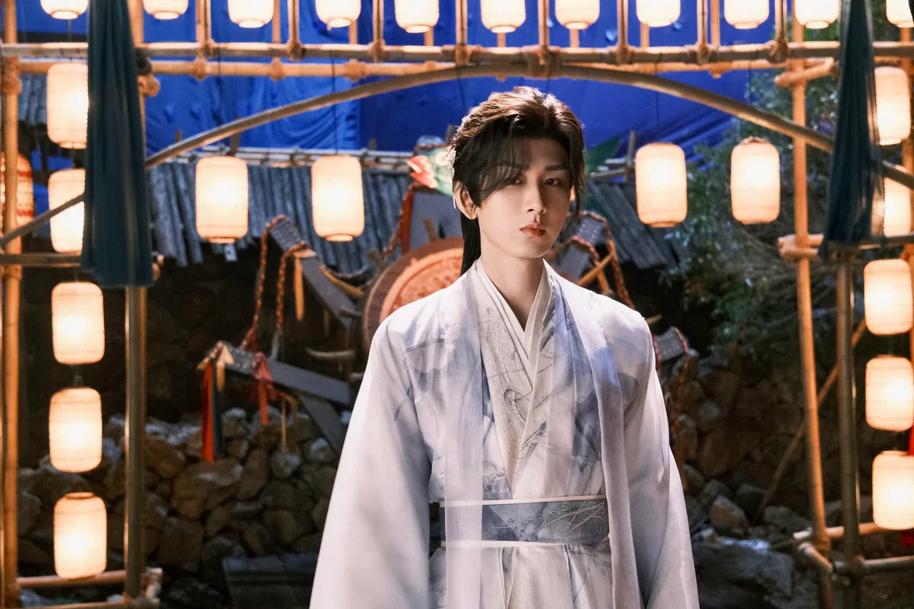 成毅饰演的王权富贵自幼被视为家族的终极兵器，天资卓绝却被禁锢于无情的修炼，人生自此失去自由。（取自剧集微博）