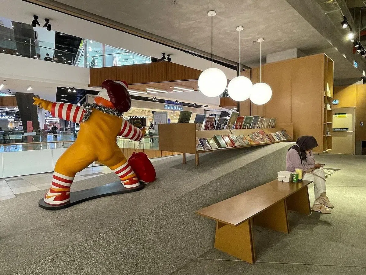 BookXcess位于吉隆坡MyTown商场的空间设计酷炫， 靠设计吸引人走进书店。（林方伟摄）