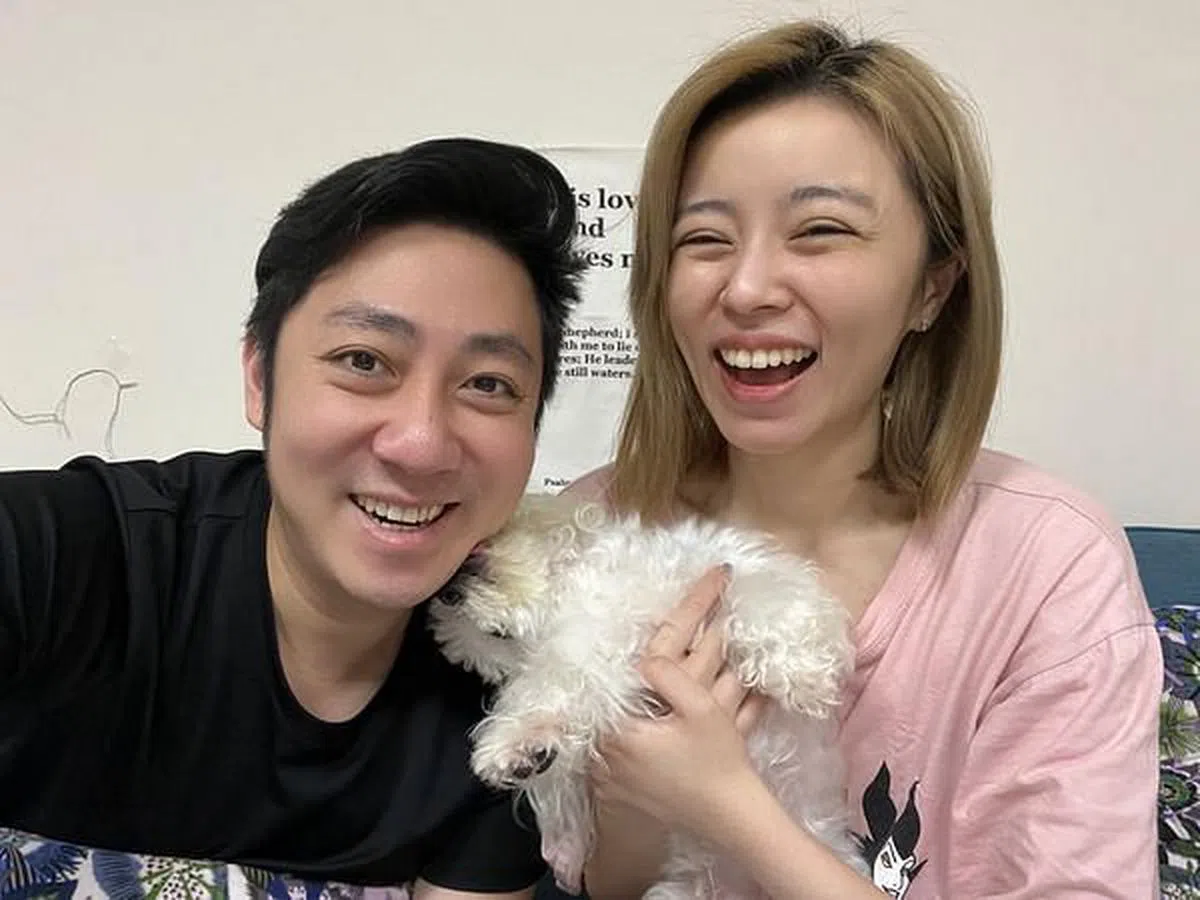 艾成（左）和王瞳才庆祝结婚2周年。（取自艺人IG）