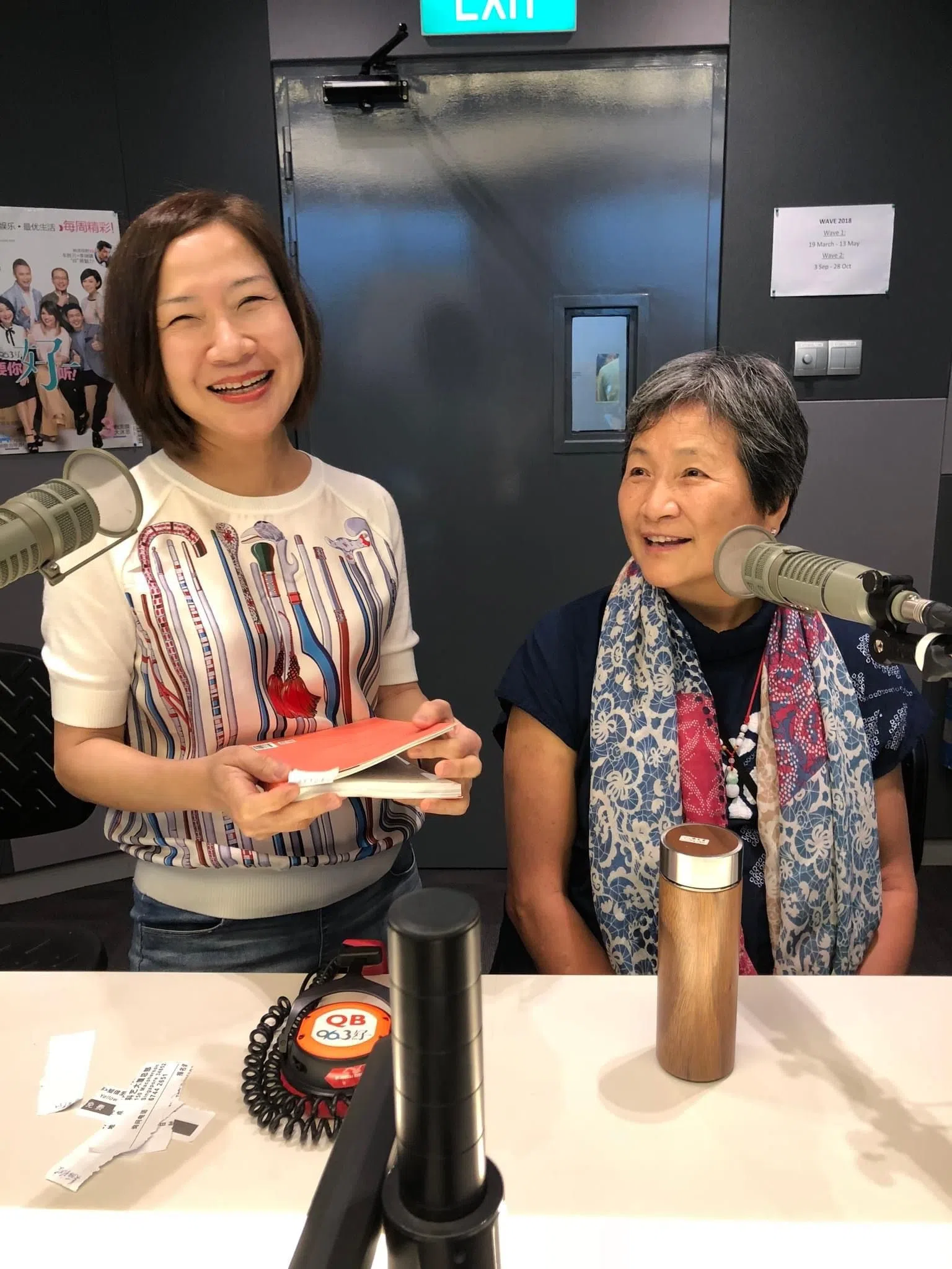 林安娜（左）在2018年时曾在96.3好FM直播节目中访问郑佩佩。（受访者提供）