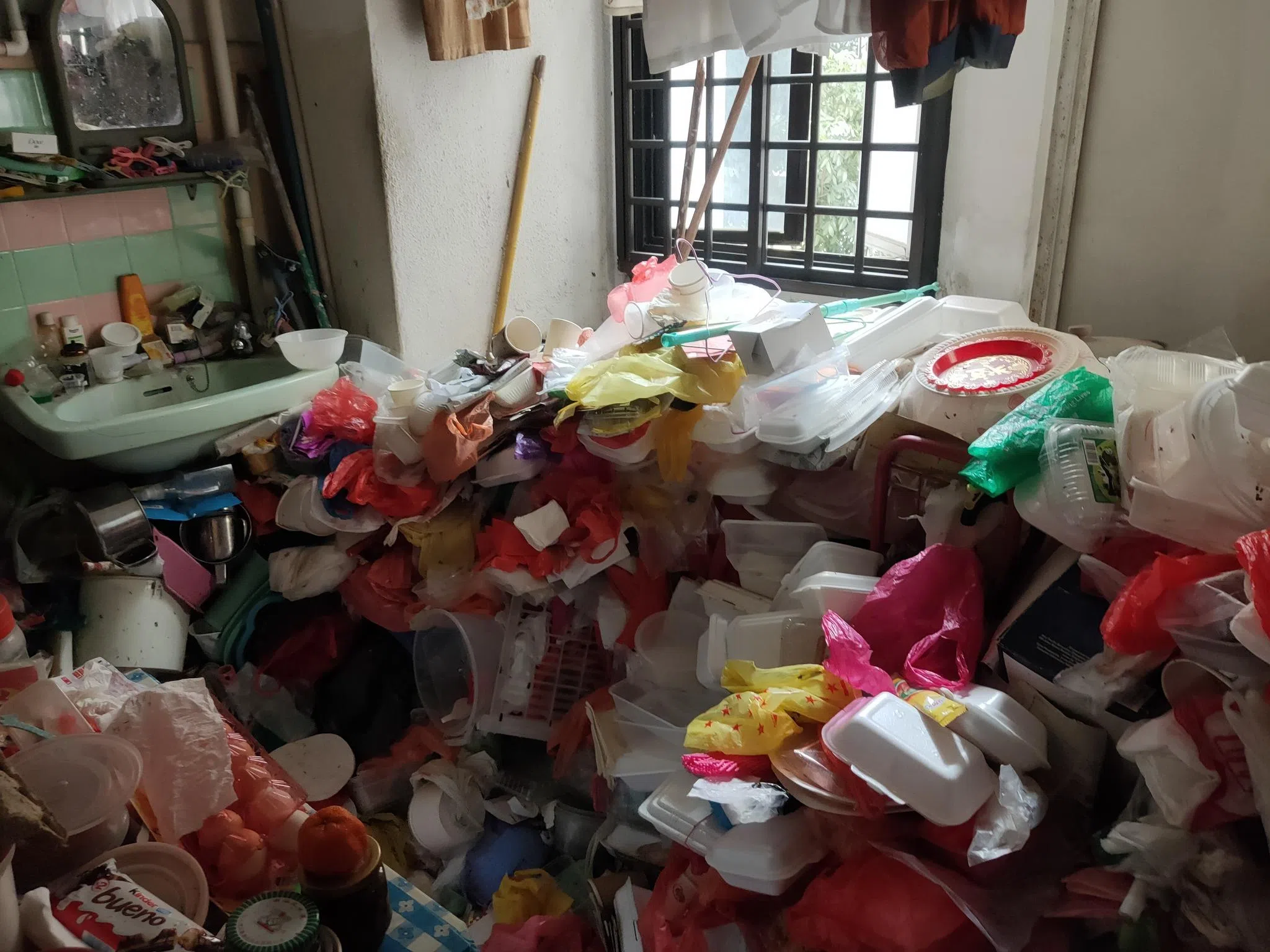 有些人会囤积特定物品，例如一次性打包盒等东西都舍不得丢。（Helping Joy助乐慈善机构提供）