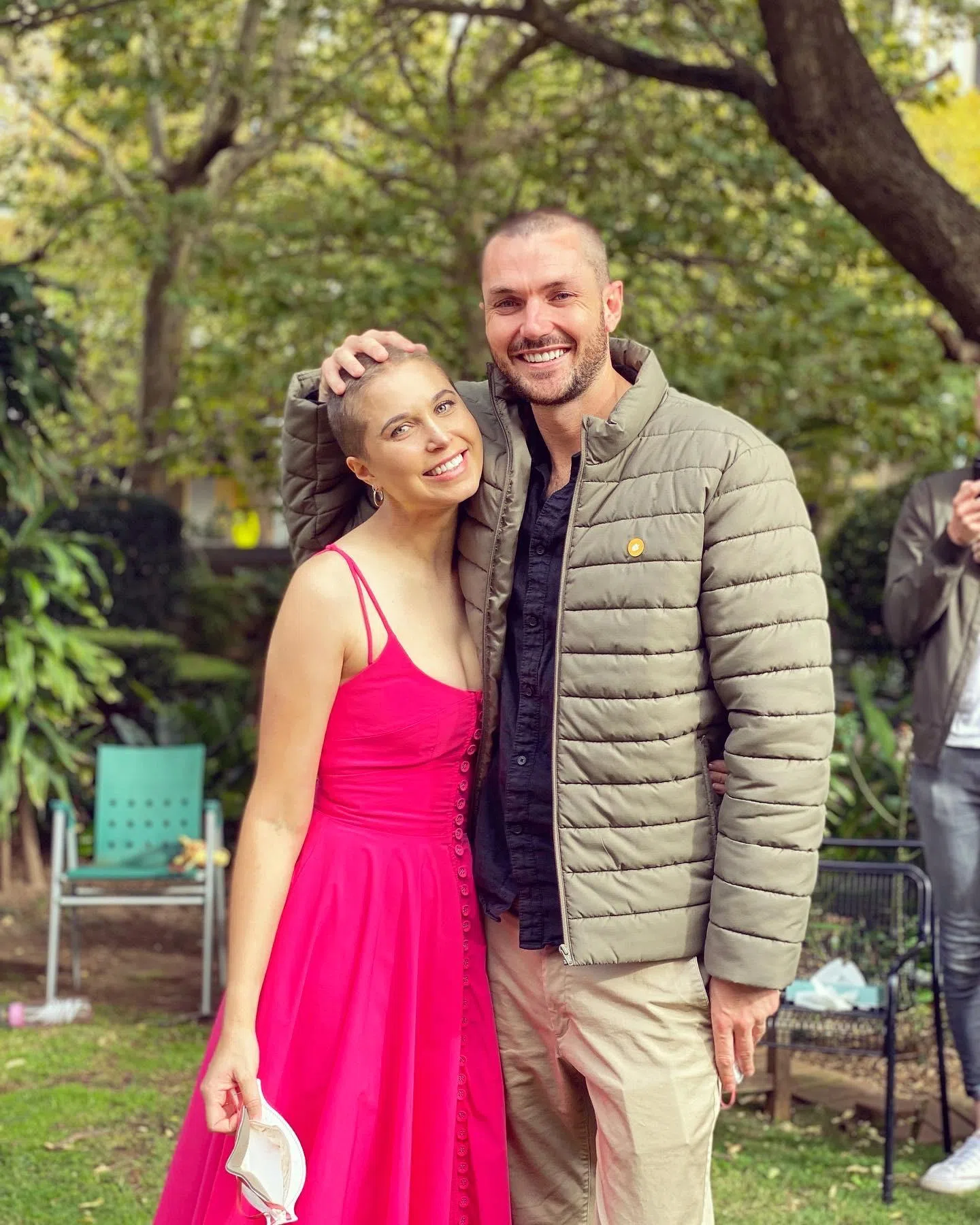 为鼓励她勇敢抗癌，在汉娜接受治疗期间，她的丈夫也剃了光头。他们受访时说，现在对未来的生活充满希望。（受访者提供）