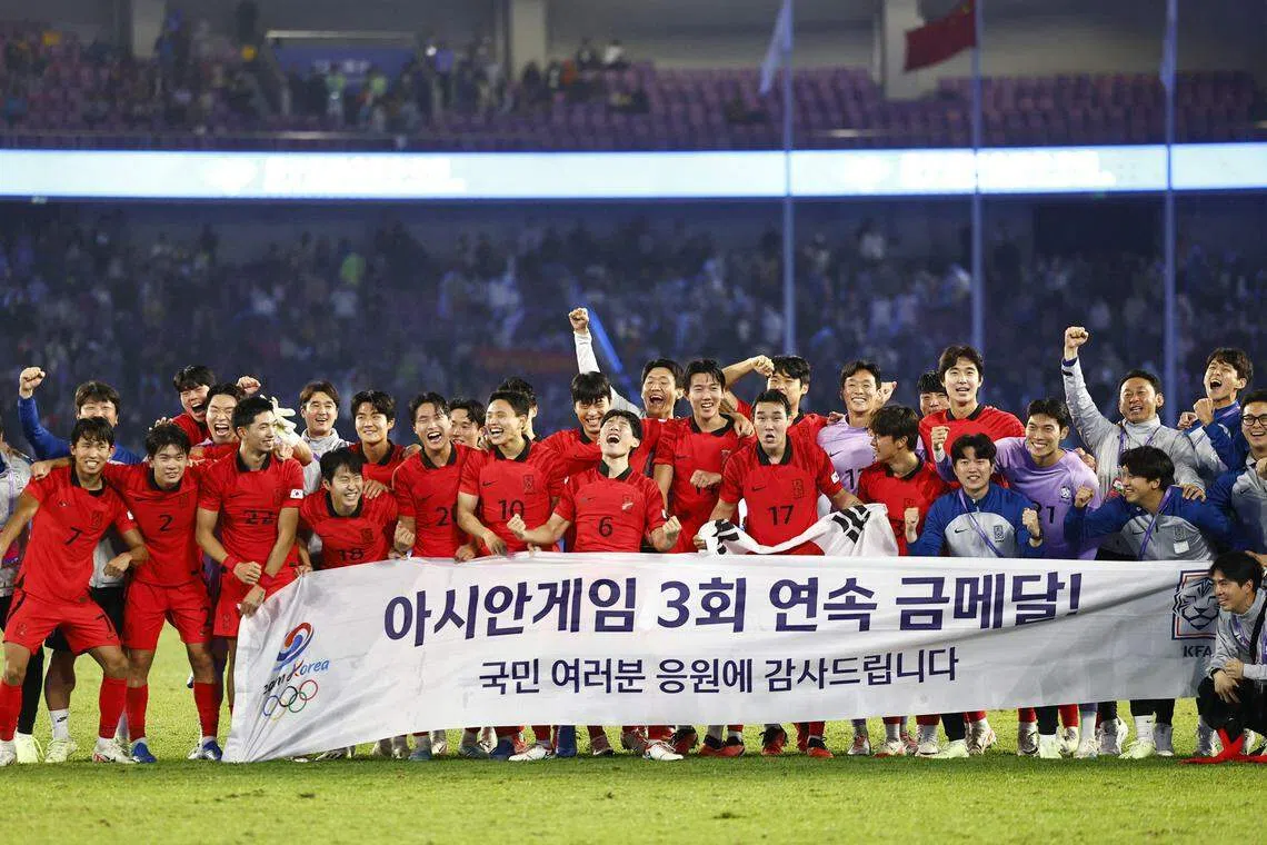 韩国在赛后拿出写着球队达成三连冠，并感谢韩国国民支持的横幅。（路透社）