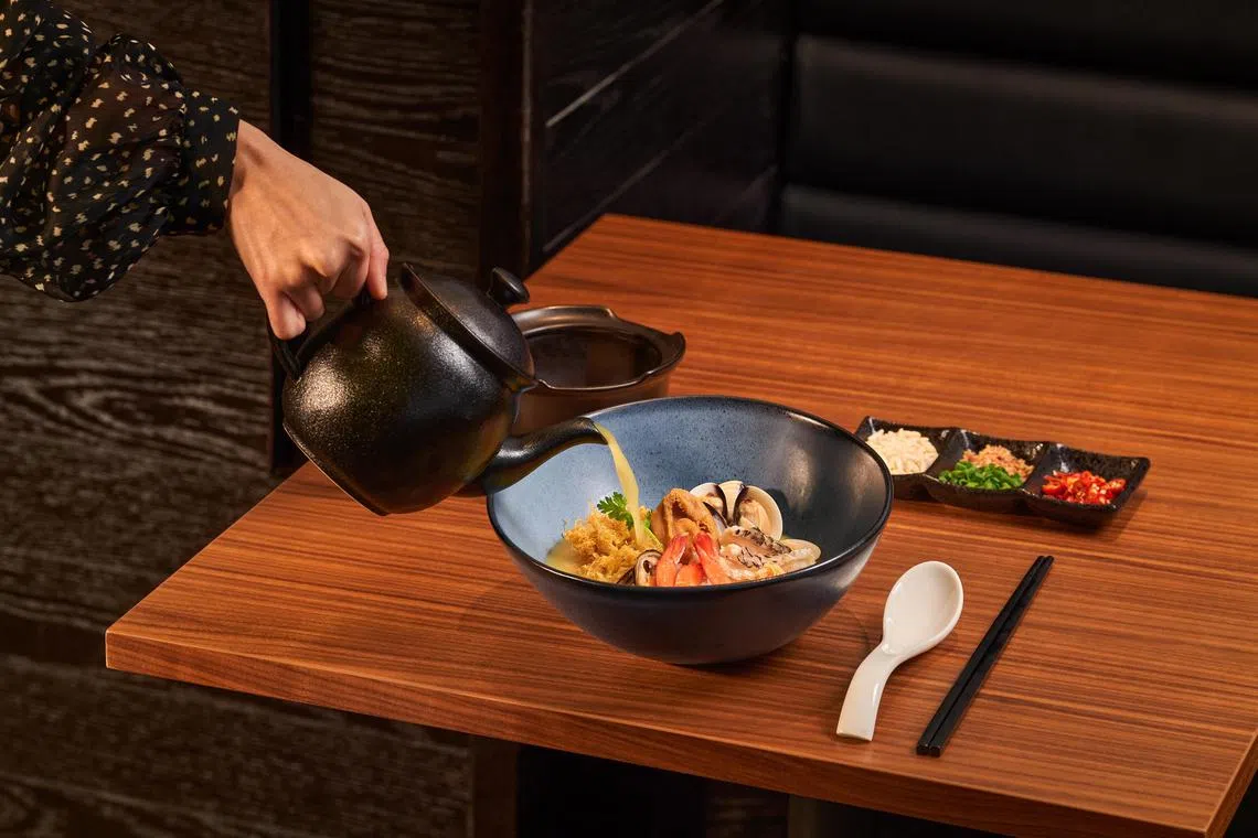 Cafe Oriental的人气海鲜泡饭。（餐馆提供）