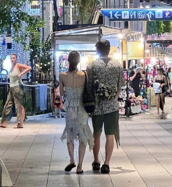有网民在泰国街头偶遇两人约会。（互联网）