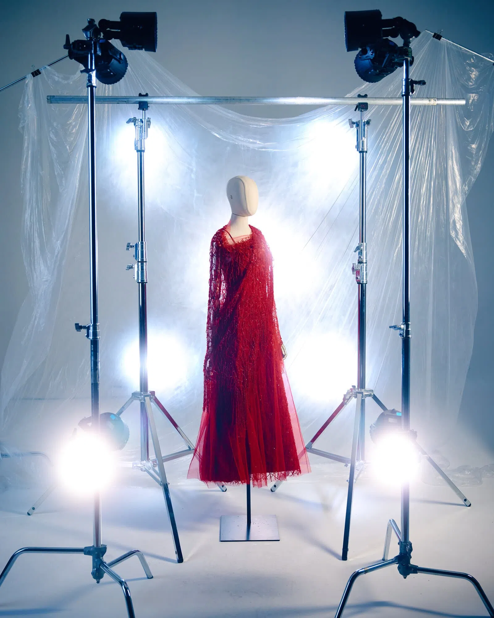 阿玛尼资料库里，公众能看到的一件红色晚装。（取自阿玛尼资料库网站）