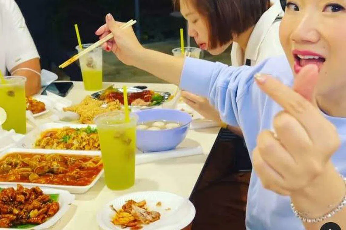 陶晶莹到熟食中心享用魔鬼鱼、炒萝卜糕等本地美食。（取自艺人IG）