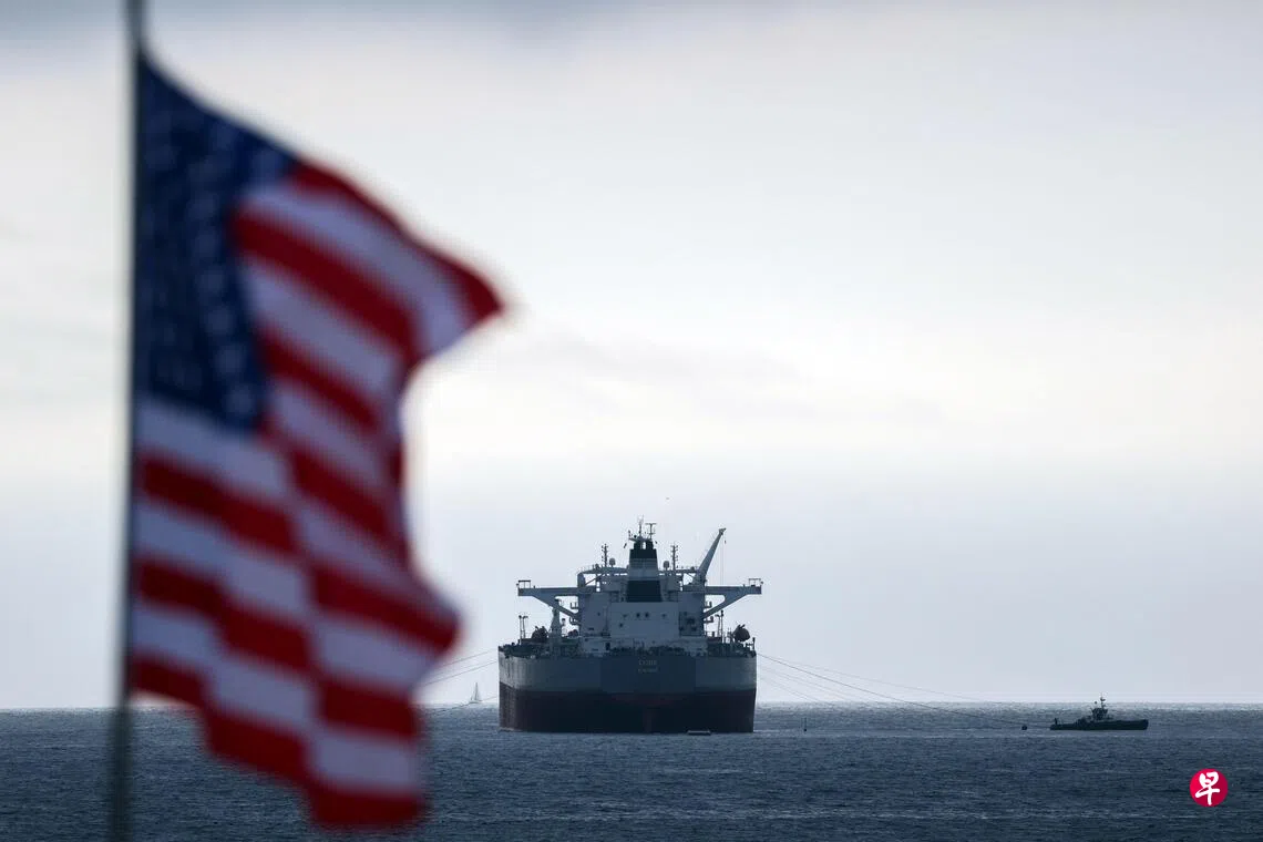 Image 14: 美国和以色列对伊朗的空袭以及德黑兰随后的回应，加剧了地区紧张局势，并导致霍尔木兹海峡航运瘫痪，扰乱了中东重要的石油和天然气运输，推高了能源价格。 （法新社档案照片）