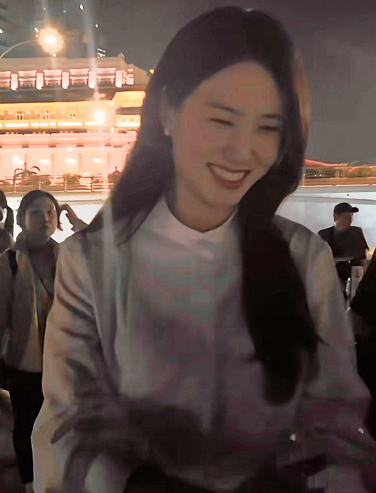 有网民在滨海湾海滨步道偶遇朴恩斌。（截图“就会已读乱回”小红书视频）