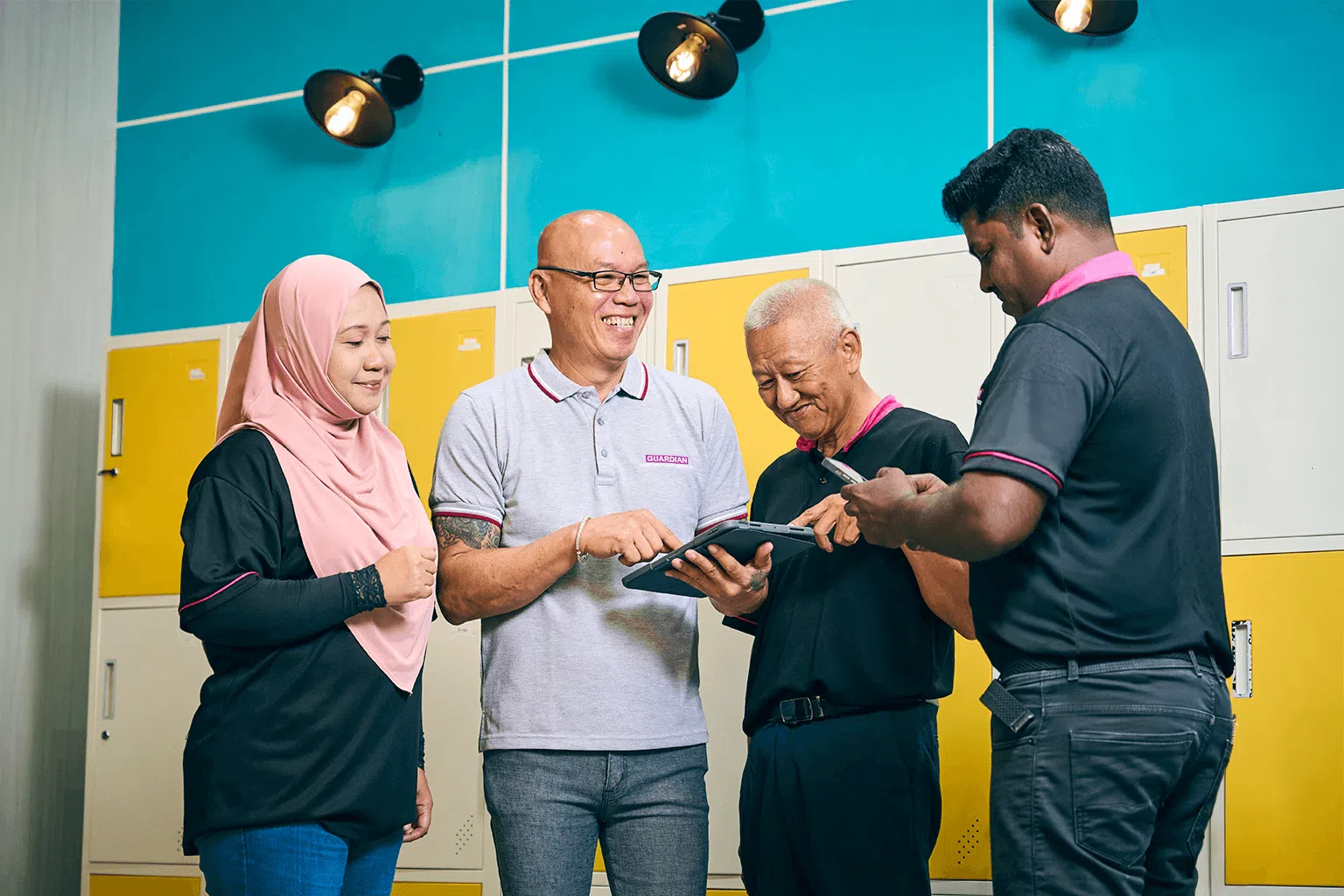 蔡天顺（左二）通过不断学习和进步，从普通清洁员，一路晋升到组长、现场主管，再到营运经理。（图/新报业媒体）