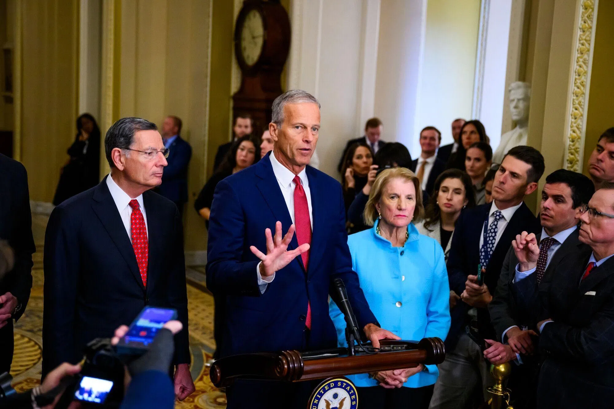 参议院4日投票前，共和党领袖图恩（中）在国会大厦说：“有些人意识到这种情况已经持续太久，给美国人民带来太多痛苦，是时候结束这一切了”。（彭博社）