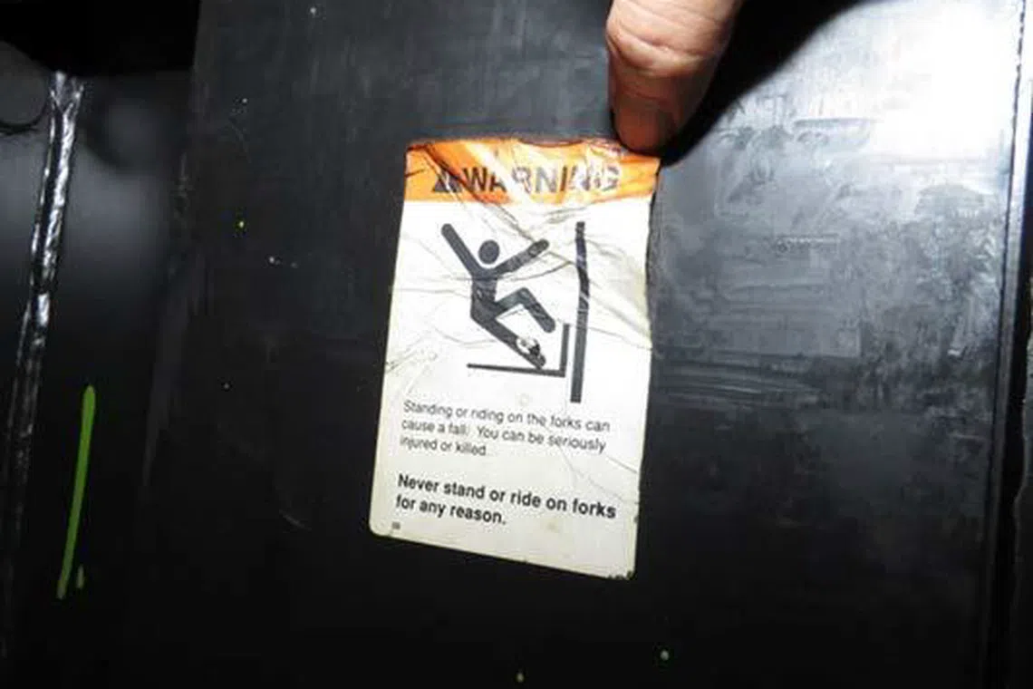 贴在叉车上的标志提醒叉车不能用于载人。（人力部提供）