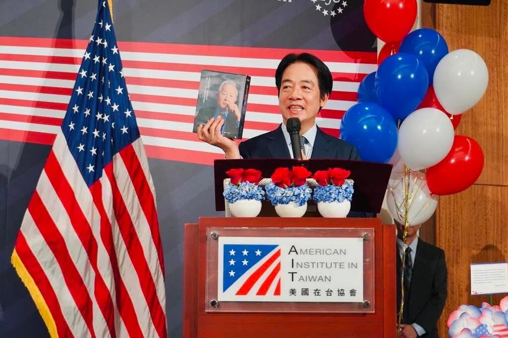 赖清德出席美国独立纪念日晚会 送张忠谋自传给特朗普