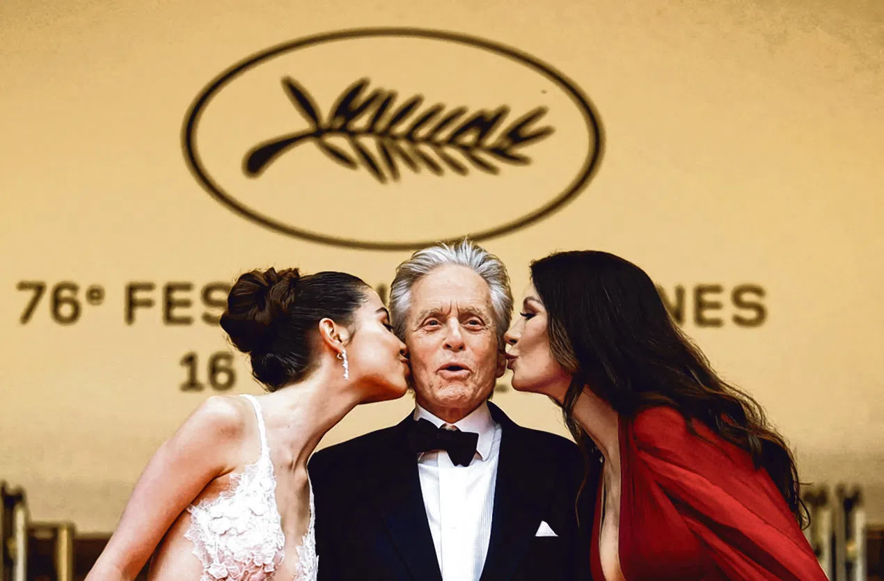 麦克道格拉斯（中）带着妻子凯萨琳丽塔琼斯（右）和女儿卡莉丝丽塔道格拉斯一同现身红毯。（路透社）