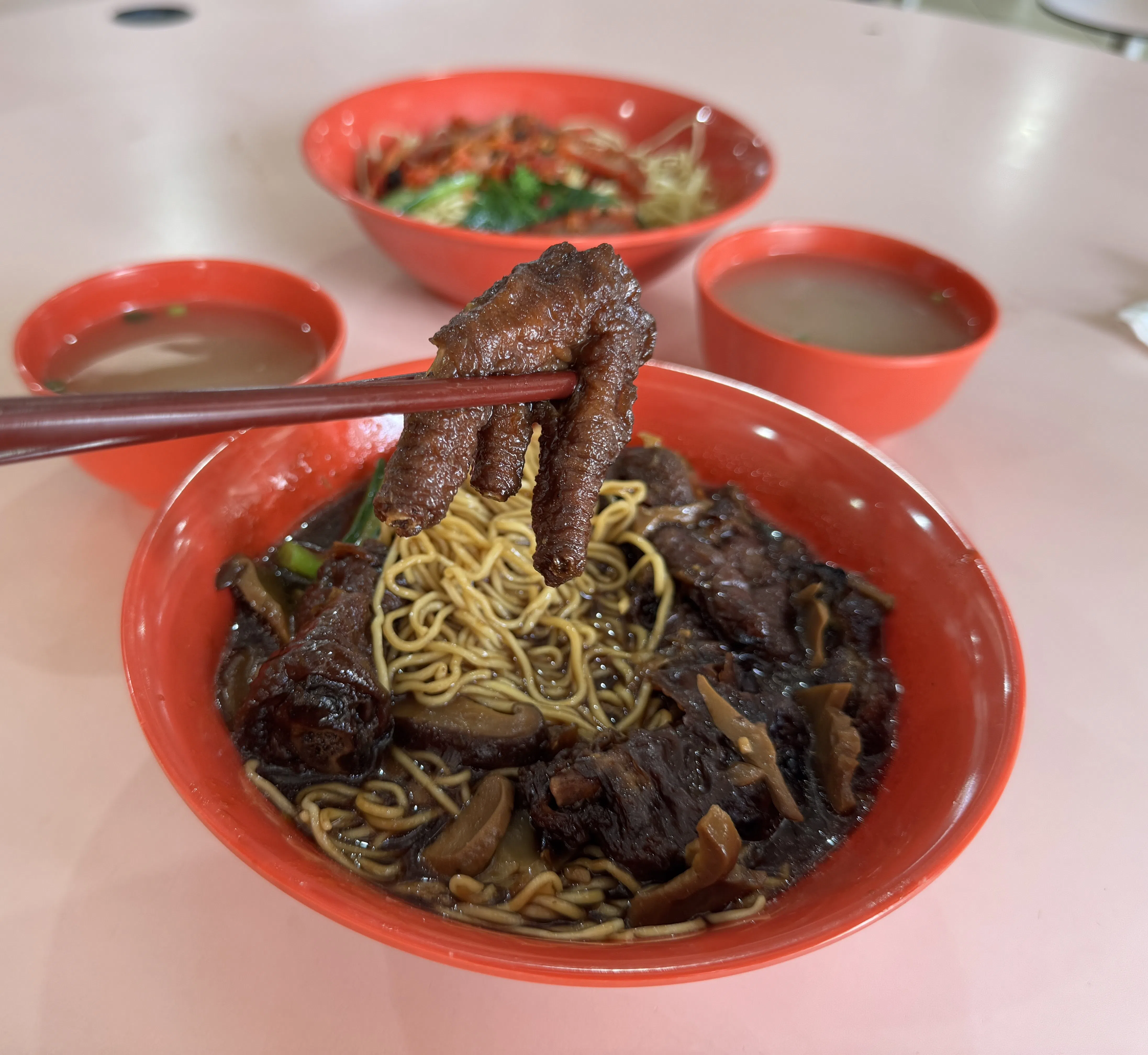 煮上三四小时的凤爪软烂入味。（翁铭芯摄）