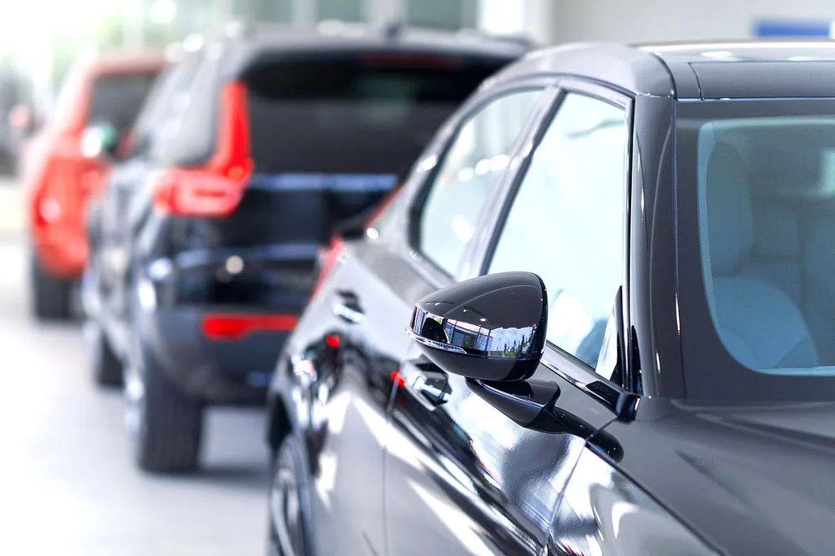 购买汽车时，除了要支付车价，还有其他费用也不可忽略，才能做好更实际的财务预算。（图/Getty Images）