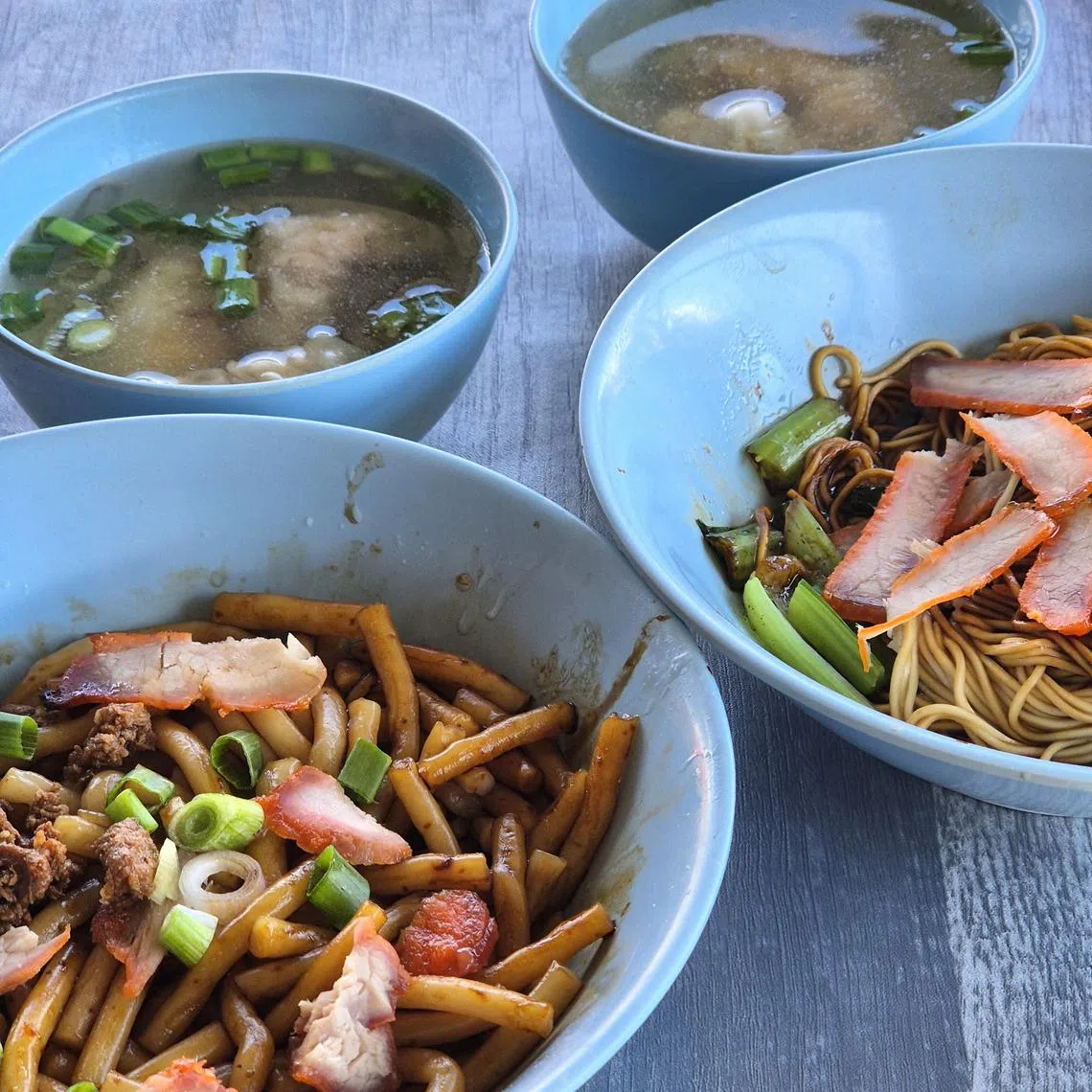 老鼠粉和幼面干，加上简单的配料，是老友思思念念的家乡味。（陈爱薇摄）