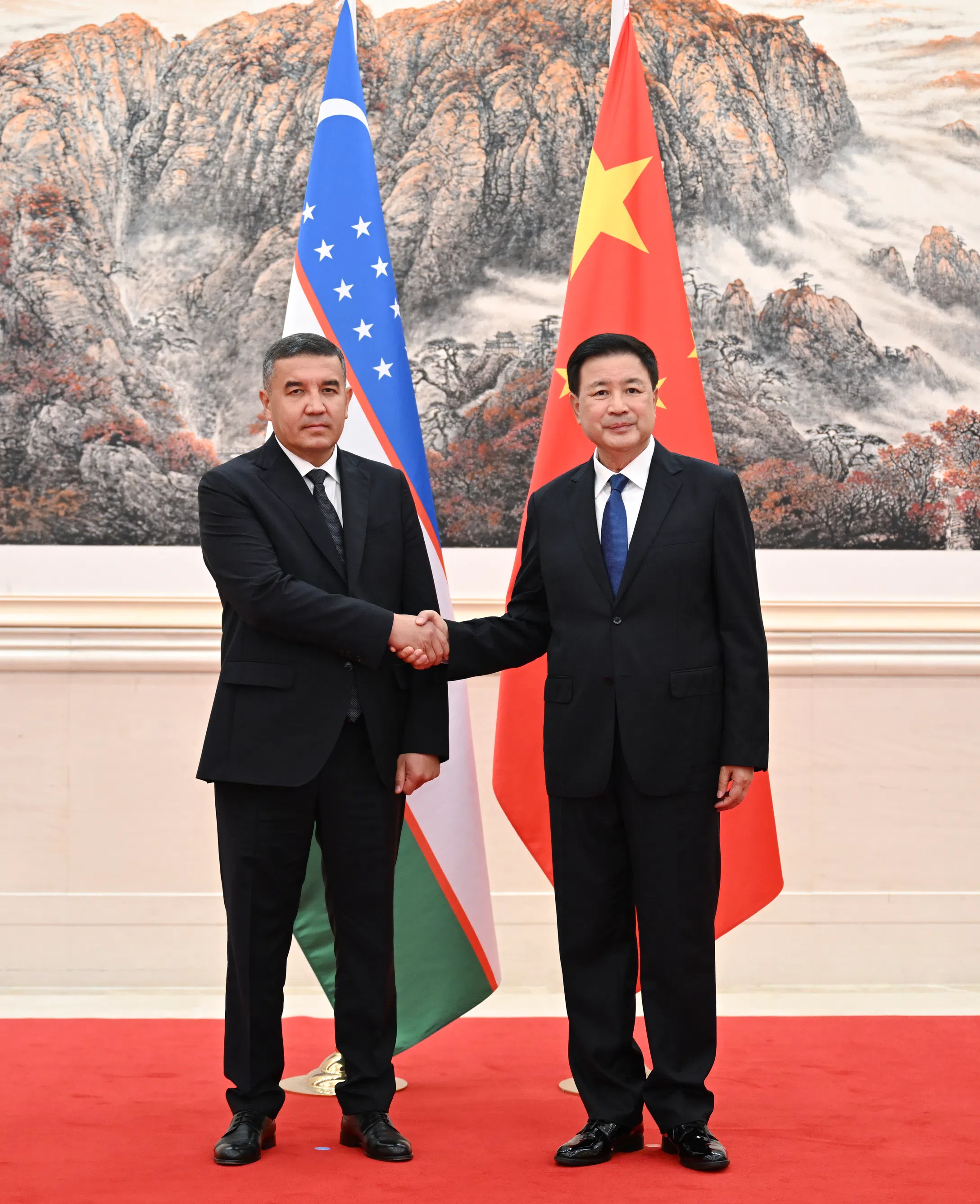 中国公安部部长王小洪（右）星期一（9月6日）在北京会见中亚国家乌兹别克斯坦内务部部长塔什普拉托夫（Aziz Tashpulatov）。（新华社）