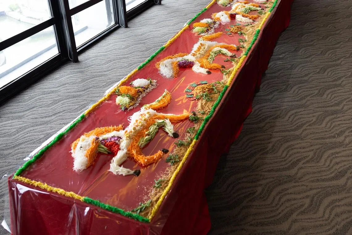 骏马造型鱼生介于5至20米，供聚会时众人一起捞出难忘新春体验。（餐馆提供）