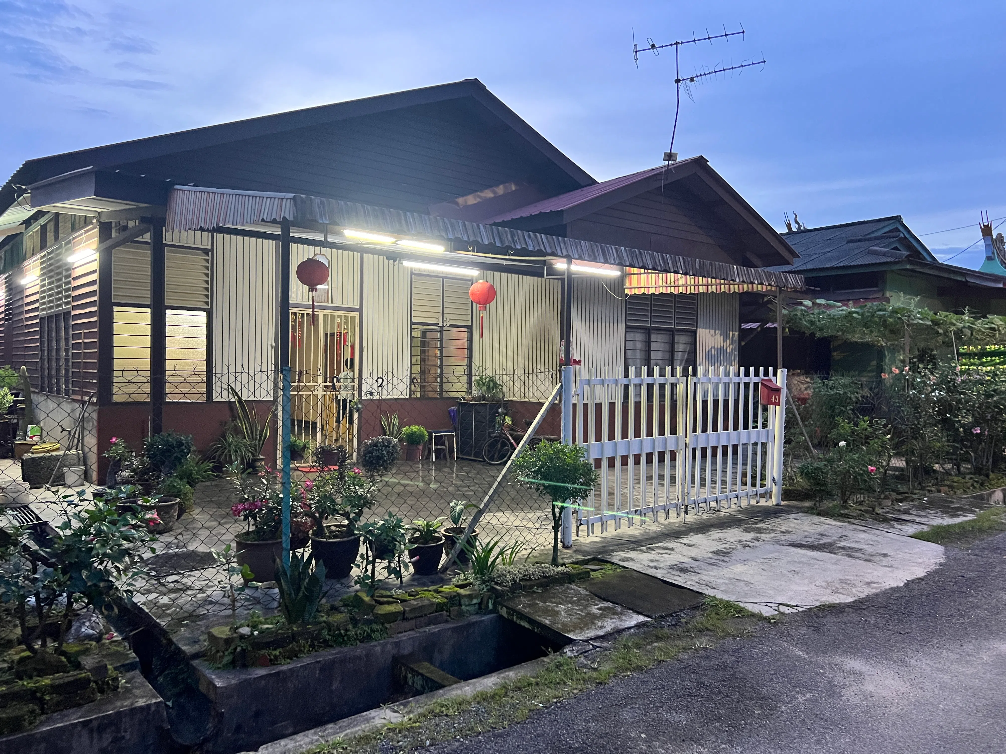 仁嘉隆保留了不少木制结构房子。 （叶孝忠摄）