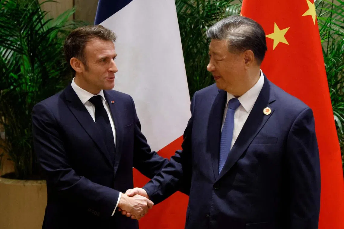 中国国家主席习近平（右）于11月19日在里约热内卢同法国总统马克龙举行双边会谈。（法新社）