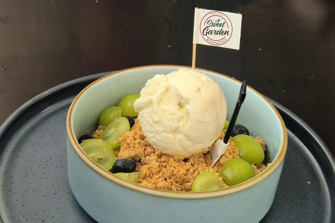 炖苹果奶酥加了杏仁粉酥和香草雪糕。（陈爱薇摄）